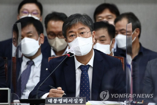 김대기 대통령 비서실장이 23일 오후 국회에서 열린 운영위원회 전체회의에서 의원 질의에 답변하고 있다. <국회사진기자단, 연합뉴스>